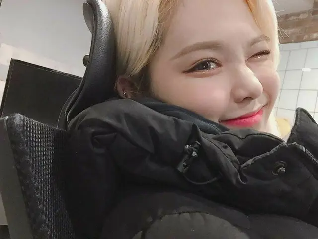 【t公式】EVERGLOW、[ #理由]久しぶりにブロンドの髪の写真見つけた🧐投擲！