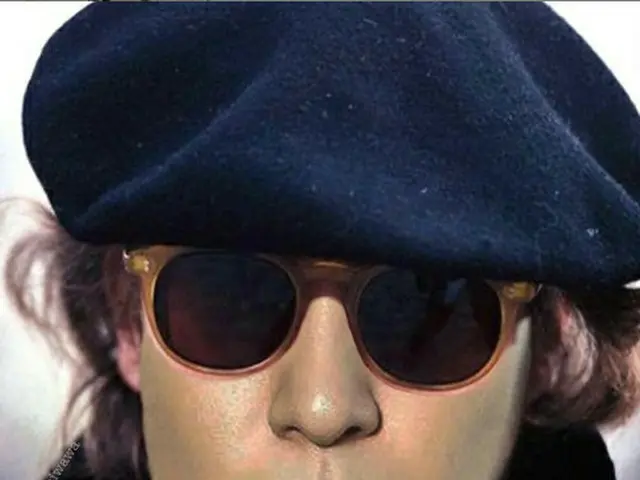 「BIGBANG」T.O.P、SNSにジョン・レノンをマネた写真を公開して話題に