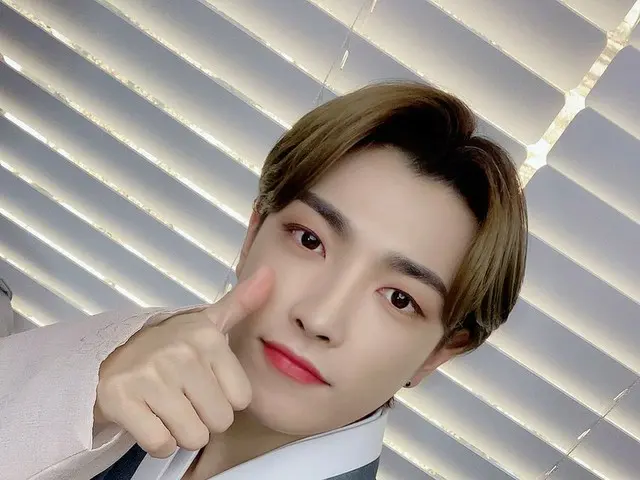 【T公式】ATEEZ、[ #ホンジュン]新年あけましておめでとうございます👐 #ATEEZ #ATEEZ