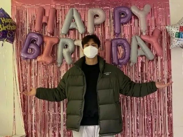 チャンミン(東方神起)、結婚して初めての誕生日を迎えセルフショットを続々と公開
