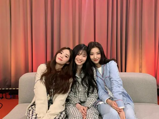 【t公式】fromis_9、[💌 #fromis_9]夜になるとフローバーを考えています💕今日はどんな一日を過ごしましたか？フロムこれらと一緒に #ドアナイ