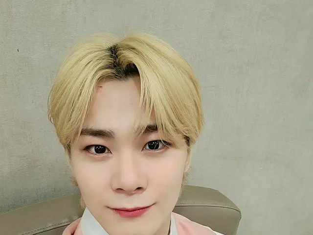 【T公式】ASTRO、韓服着取ったコンミンみんなましたか？！(笑) 私たちがすでにMCをして1年になりました〜！時間真クイックいると思い1年のお祝いしてくれた私