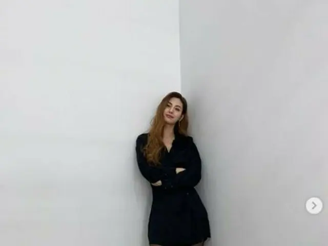 ナナ(AFTERSCHOOL)、長すぎる脚を強調した写真が話題