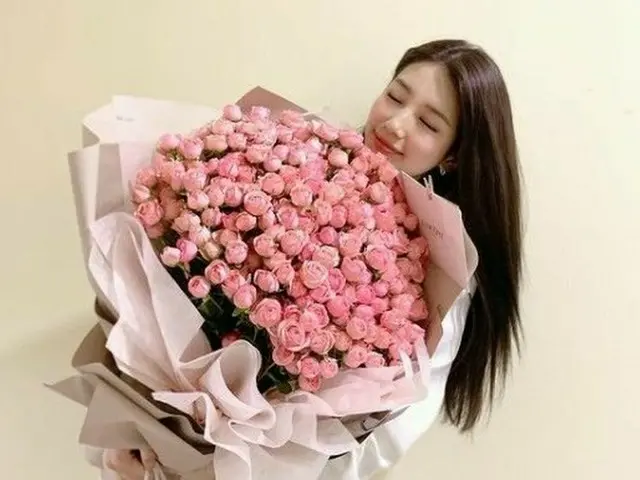 スジ(Miss A)、大きな花束との写真を公開