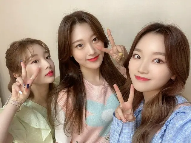 【t公式】今月の少女(Loona)、しばらくして夜9時(KST)ネイバーNOW」studioドアナイト」にOrbitのコンパクト大切な少女たち #余震#チェリ