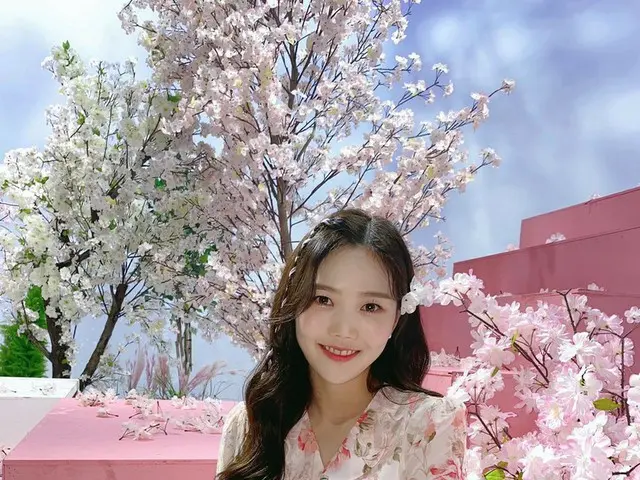 【t公式】OH MY GIRL、[ #OhTimes] 210311エムカウントダウン📸 「春の愛桜ず "キャンディの笑顔と一緒に吹いてきたStudioM🌸