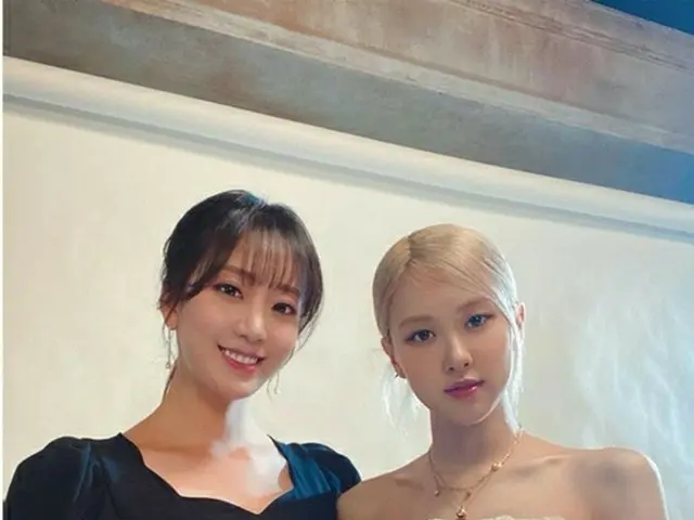 パク・シニョンアナウンサー、BLACKPINK ROSEとの記念写真を公開