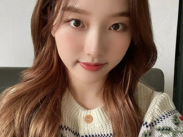 【t公式】今月の少女(Loona)、[ GoWon】ジンドリドディがプレゼントしてくれたカーディガン着て春の気分を出す