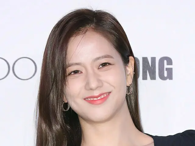 BLACKPINK JISOOの一部ファンら、YG社屋の前でトラックデモ