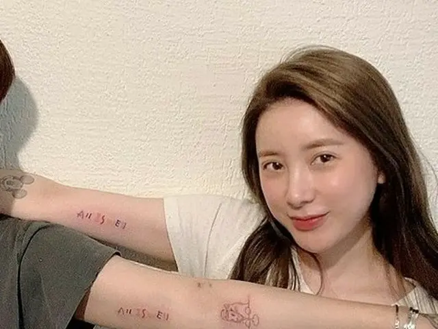 歌手ソ・イニョン、22年来の友情の証として入れたTATOOに盗用疑惑が指摘され謝罪。