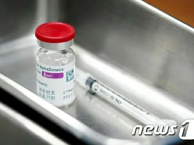 韓国の文在寅(ムン・ジェイン)大統領夫妻、英製薬大手アストラゼネカ製の新型コロナウイルスワクチンを接種