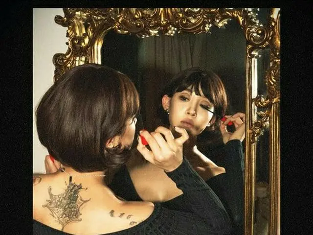歌手ナダ、破格的TATOOが目を引く画報を公開