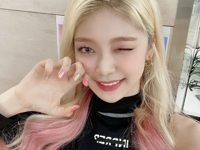 【t公式】EVERGLOW、[ オンダ]KCONビハインド今日一日も楽しく幸せな一日を！