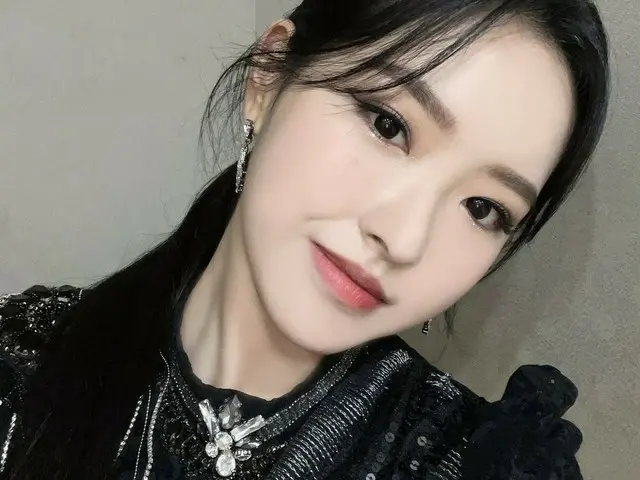 【t公式】今月の少女(Loona)、[ #OliviaHye]たまたま同じ角度🤔wwww wwww笑 #今月の少女(LOONA)#LOONA