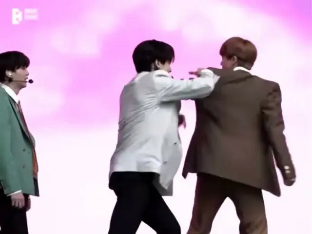 【d公式big】Yoongi standing still while jinkook are playing around is taking me OUT 