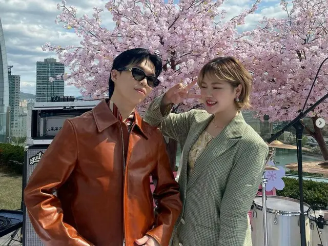 「AKMU」イ・チャンヒョク、「愛するスヒョンと」というコメントと共に妹イ・スヒョンとの2ショットをSNSで公開したら韓国ネットユーザーの間で騒動に
