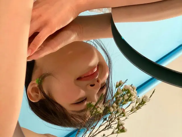【t公式】今月の少女(Loona)、[ #中央/ #Chuu]💞よりスター撮影時💞Orbitの花がちらほら咲きますよオきれいなだけ見💞🙋♀️#今月の少女