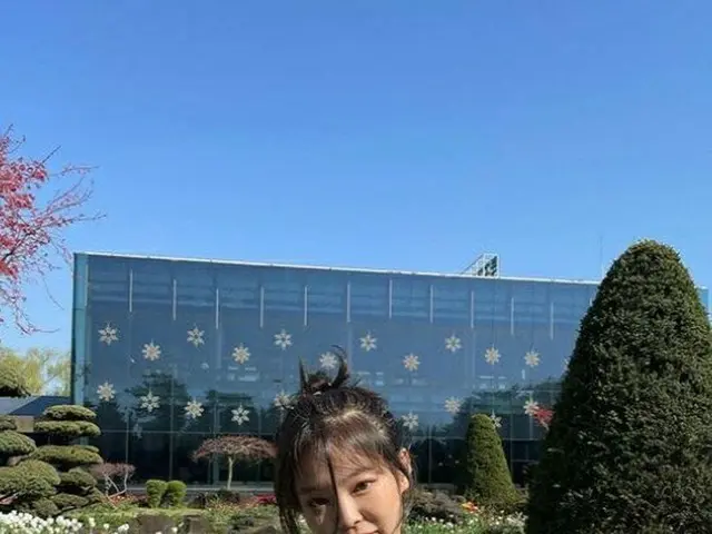 BLACKPINK ジェニー、SNSに投稿した7人でアイスクリームを持つ写真に「防疫違反」との指摘