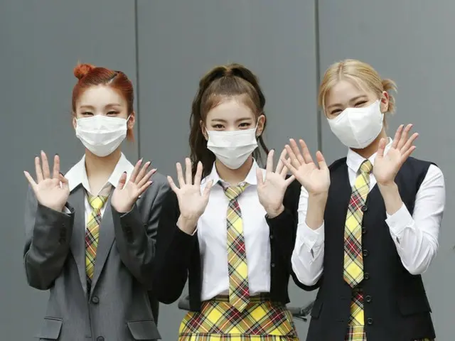 「ITZY」、韓国ネットユーザーの間で本日の「知ってるお兄さん」の収録で着ていた衣装がしわくちゃすぎてかわいそうと話題に