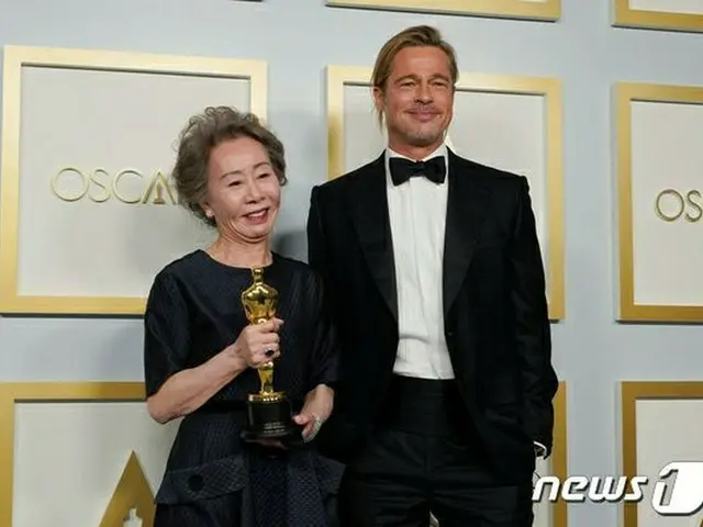 女優ユン・ヨジョン、プレゼンターを務めたブラッド・ピットとツーショット