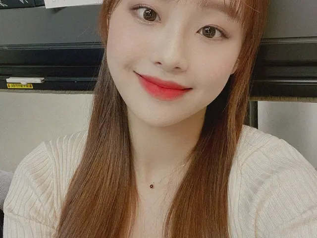 【t公式】今月の少女(Loona)、 #チューンと一緒済州島の自然の中でLANケーブルの旅を残すOrbit💫✈しばらくして、午後8時55分(KST)に放送され