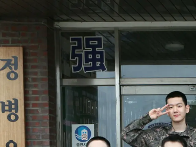 BAEK HYUN(EXO)、陸軍訓練所が公開した写真で元気な姿を見せる