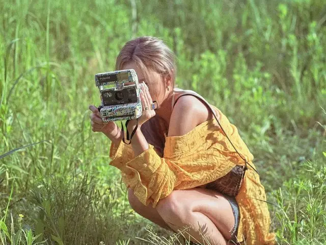 ファサ(MAMAMOO)、森の中での野性的な写真が話題