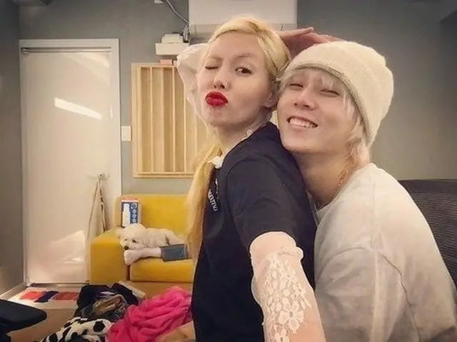 ヒョナ ＆ イドン、バックハグにキス