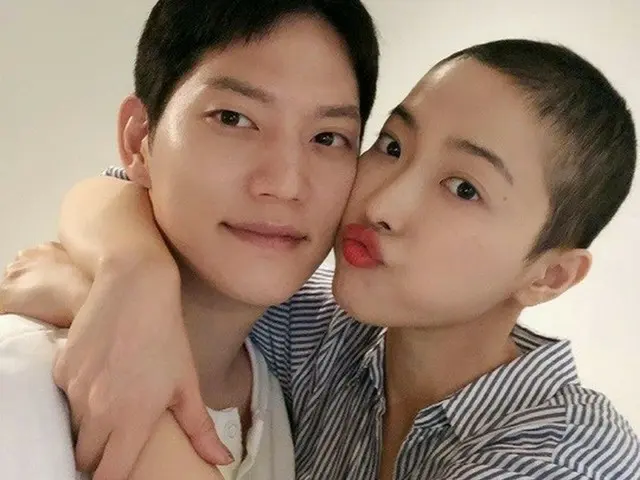 先月30日に悪性リンパ腫で亡くなった美容系YouTuberセビョクさんの恋人、SNSに天国の彼女に向けた手紙を投稿