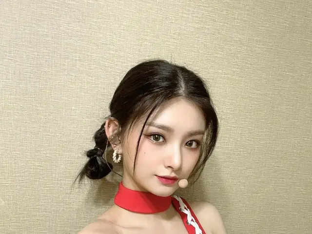【t公式】EVERGLOW、[ #YIREN]今日のステージ私たちの衣装の色のように燃やしウォトオンwwww笑