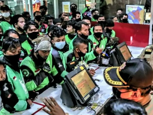 インドネシアのマクドナルドに駆け込むデリバリーの配達員たち