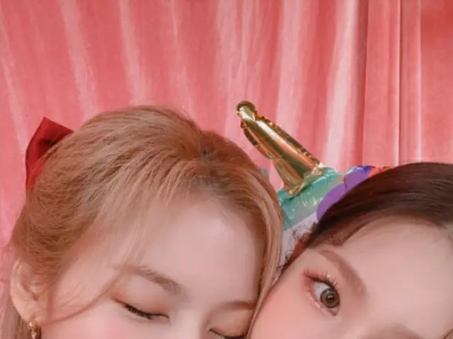 「(G)I-DLE」MIYEON、サナ(TWICE)との2ショットを公開