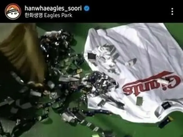 韓国プロ野球ハンファ・イーグルスのマスコットが相手チームのユニフォームを“ほうきで掃く”動画を公開し物議に