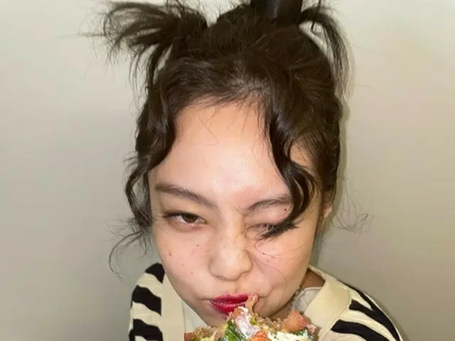 BLACKPINK ジェニー、ハンバーガーを変顔？で食べる写真を投稿
