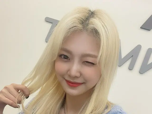 【t公式】EVERGLOW、[ #来る]フォーハニーたち💕みんな月にヨチンたうよ？今日一日もお疲れさまでした😍
