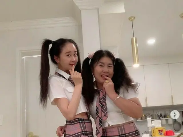 女優ハム・ソウォン、番組「妻の味」で着用した制服を着た写真公開でママが痩せたと話題に