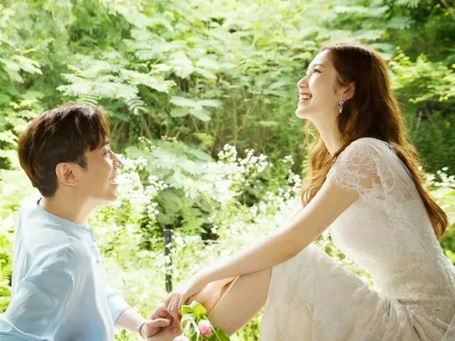 エリック(Shinhwa) ＆ ナ・ヘミ夫妻、結婚4周年の記念フォトを公開
