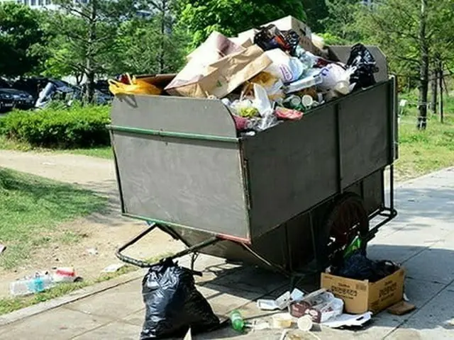 飲酒後に捨てられたと見られる漢江公園のゴミの山が問題に