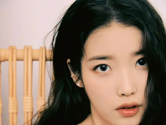 IU(アイユー)、カカオウェブトゥーンのブランドモデルに