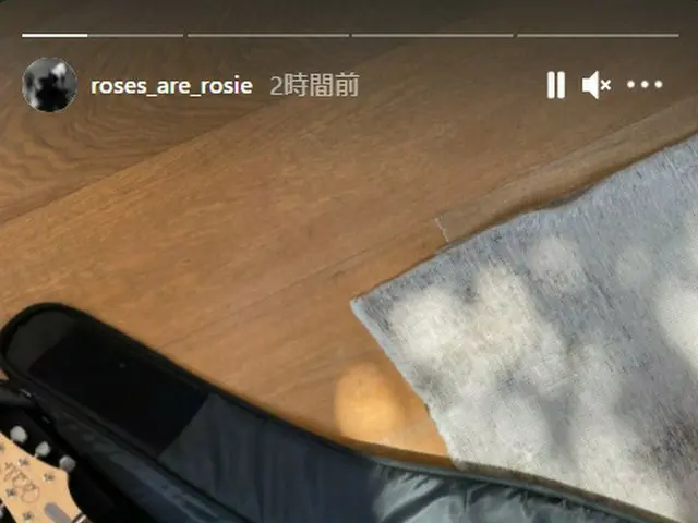 「BLACKPINK」ROSE、米ギタリストのジョン・メイヤーからギターをプレゼントされたことをSNSで公開