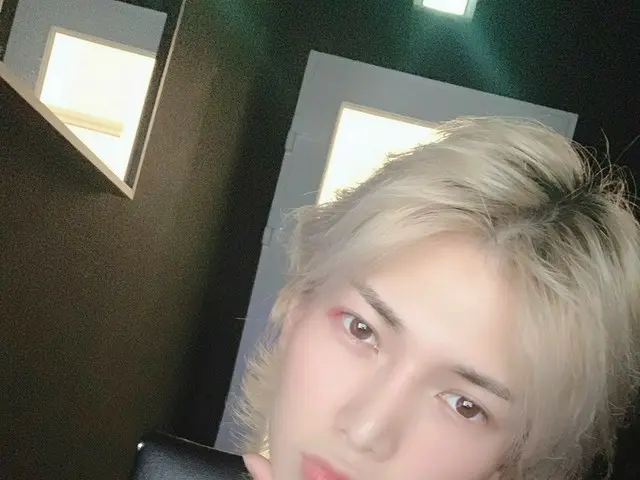 【T公式】ATEEZ、[ #女子商業高校]昔練習室でATINY作りたい撮っておいたセルカのに点滅した(笑) #ATEEZ #ATEEZ