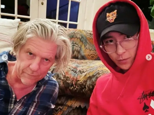 T.O.P(BIGBANG)、4カ月ぶりにSNSを更新し、アメリカの有名画家マーク・グロッチャンとの写真を公開。