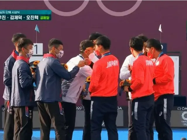 東京五輪アーチェリーの日本・韓国・台湾代表選手が最後にグータッチで健闘をたたえ合う姿がオリンピックらしいと話題に