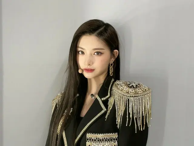 【t公式】EVERGLOW、[ #YIREN]ビハインド写真1