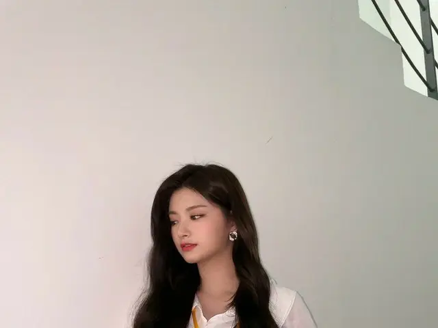 【t公式】EVERGLOW、[ #YIREN]アイデアの天才社員が来ましたよ～～