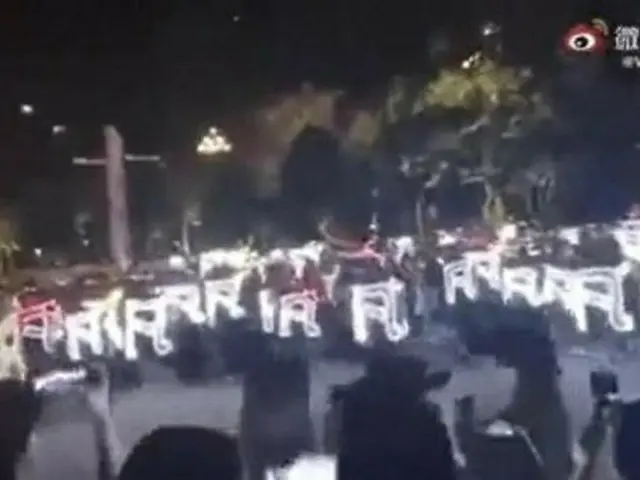 強姦罪で中国公安に逮捕されたKRIS のファン、釈放を求め警察署前でデモを実施。