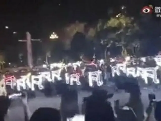 強姦罪で中国公安に逮捕されたKRIS のファン、釈放を求め警察署前でデモを実施