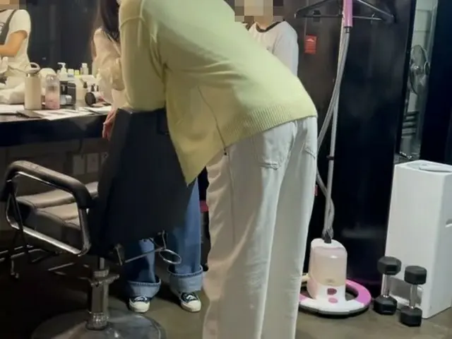 “188cm”俳優キム・ウビン、ヘアメイクさんに合わせた格好が話題