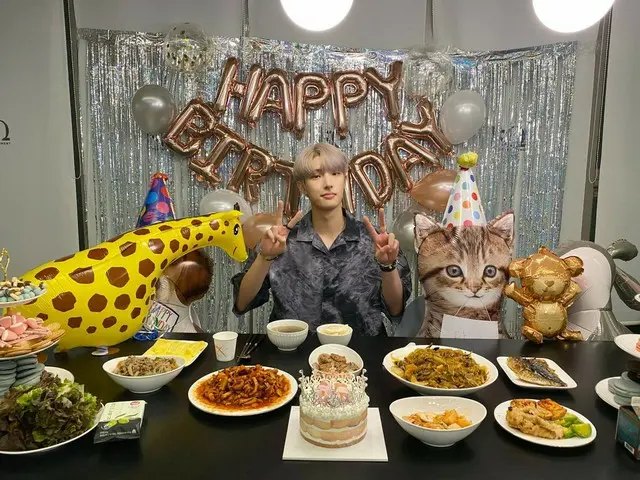 【T公式】ATEEZ、[📷] HAPPY BIRTHDAY MINGI！ Behind Photo ⠀ ATINYと8月9日を誰よりもかなり送信ミンギ！今後ミ