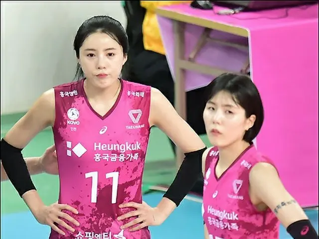 校内暴力騒動で代表資格を剥奪された韓国女子バレーの双子姉妹、15日、ギリシャに出国